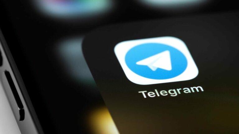 Imagem ilustrativa sobre a segurança no Telegram e uso de blockchain. A imagem mostra a tela de um celular, com destaque para o aplicativo do Telegram na tela.