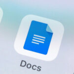 Google Docs traz novidades para 2023. A imagem mostra o ícone do aplicativo do Google Docs em uma tela de celular