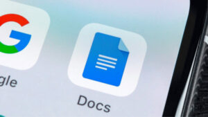 Google Docs traz novidades para 2023. A imagem mostra o ícone do aplicativo do Google Docs em uma tela de celular