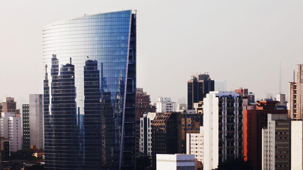 Foto da Infinity Tower, sede de escritórios de grandes empresas. Foto de Daniel Ducci.